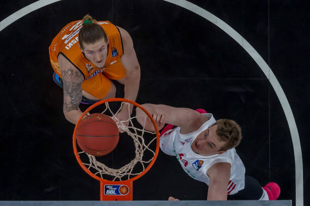 力赛中脱颖 力赛中脱颖